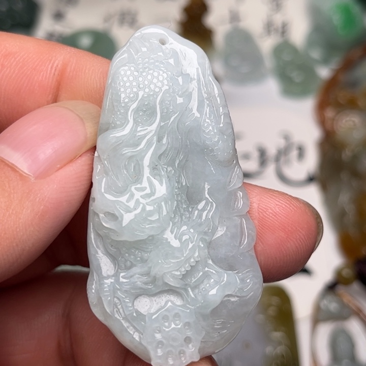 翡翠未镶嵌颈饰龙