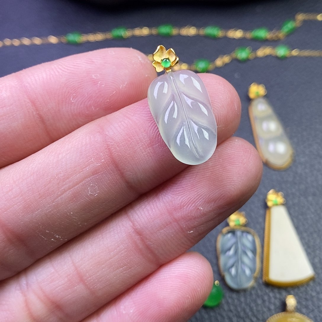 颈饰18K金镶嵌翡翠