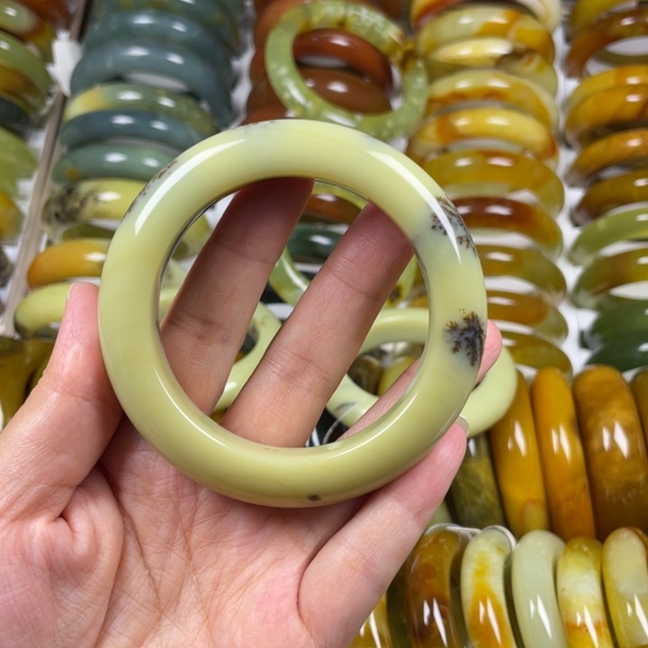 蛇纹石玉手镯未镶嵌小***猪