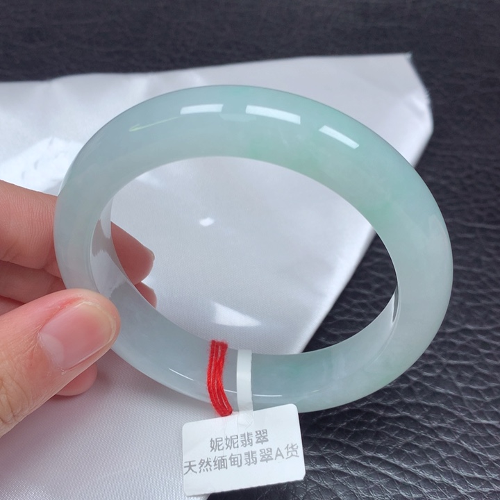 翡翠手镯未镶嵌。