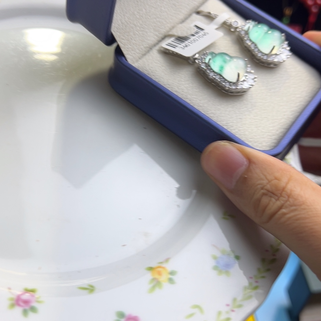 金银珠宝玉石镶嵌的建盏