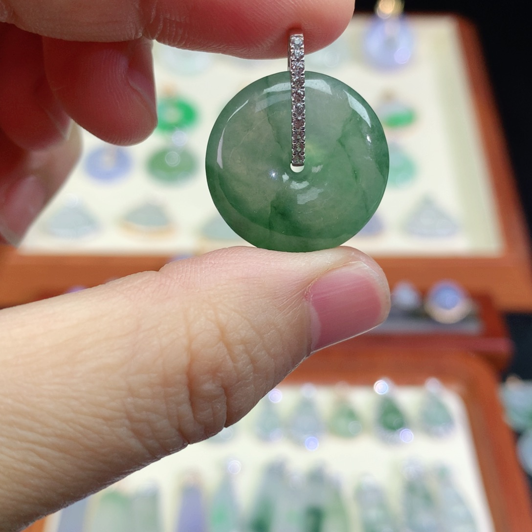 翡翠颈饰18K金镶嵌天然翡翠吊坠a货