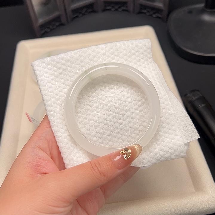 石英质玉手镯未镶嵌18