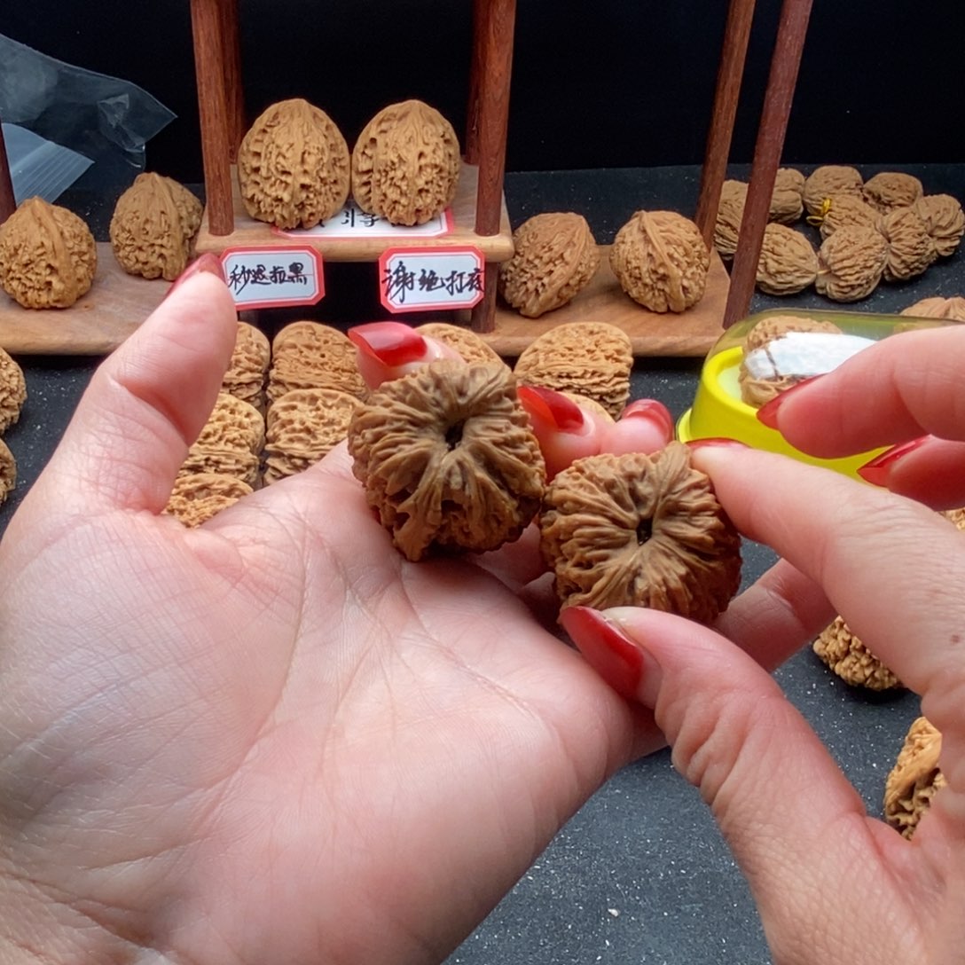 文玩核桃吊坠啊*?核桃凹地