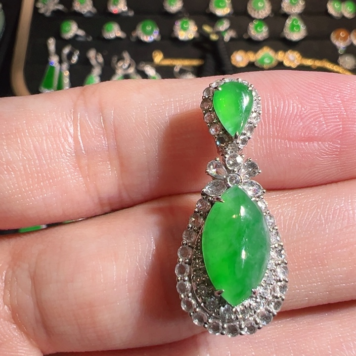 颈饰18K金镶嵌翡翠