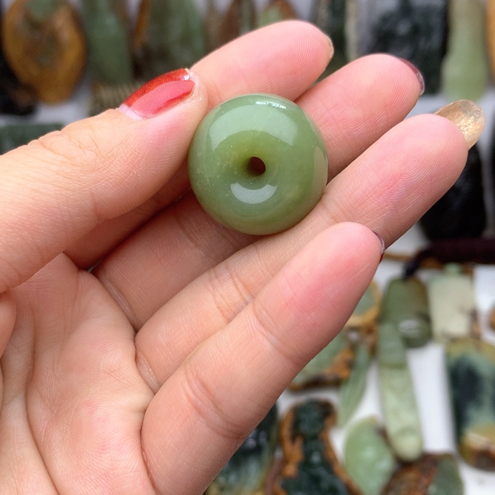 透闪石质玉挂件未镶嵌