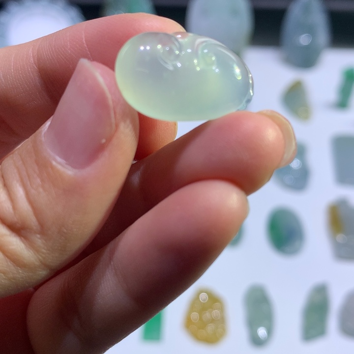 翡翠未镶嵌颈饰如意