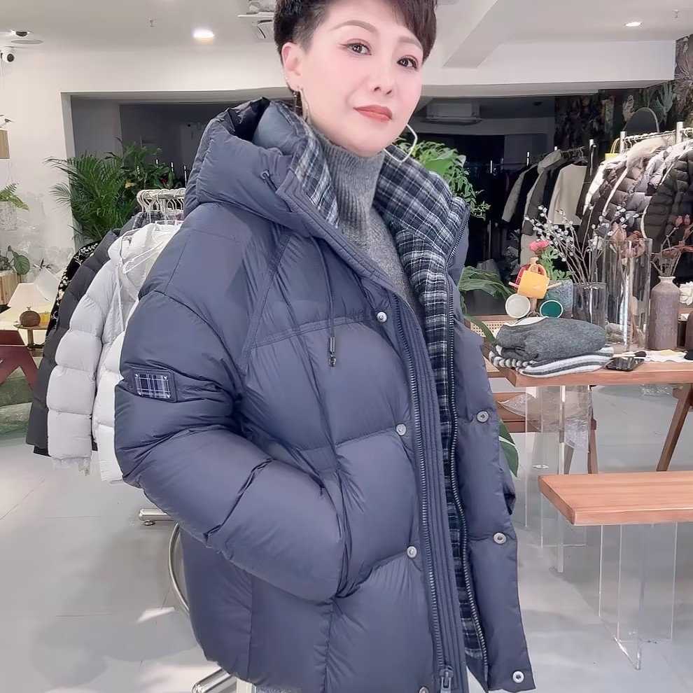 拉链拼格长袖短款保暖百搭羽绒服立领长款徽标装饰连帽