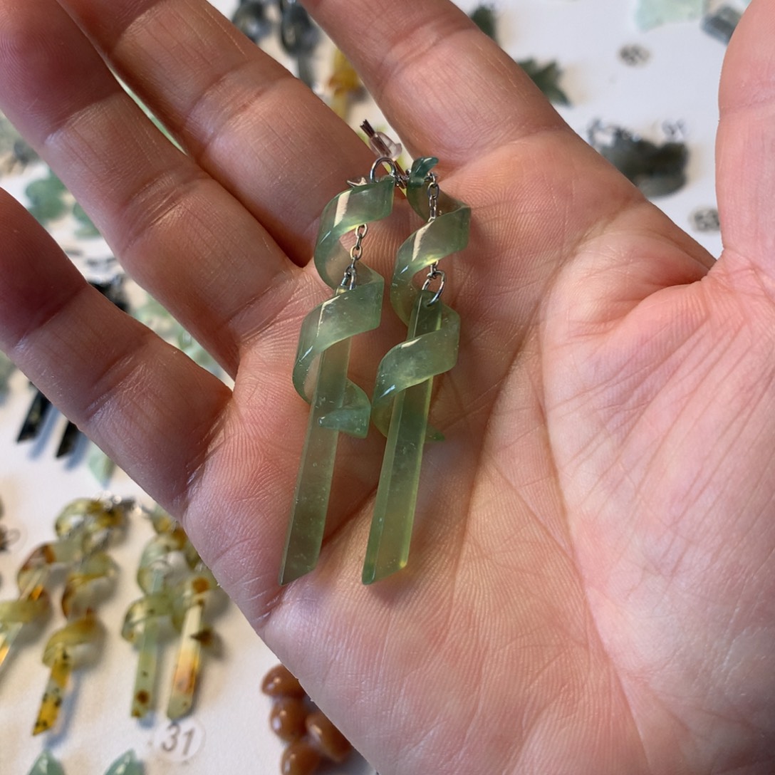 甜***味蛇纹石玉未镶嵌耳环