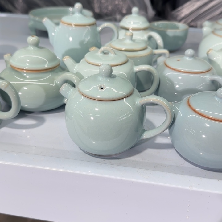 微瑕天青小炮嘴壶