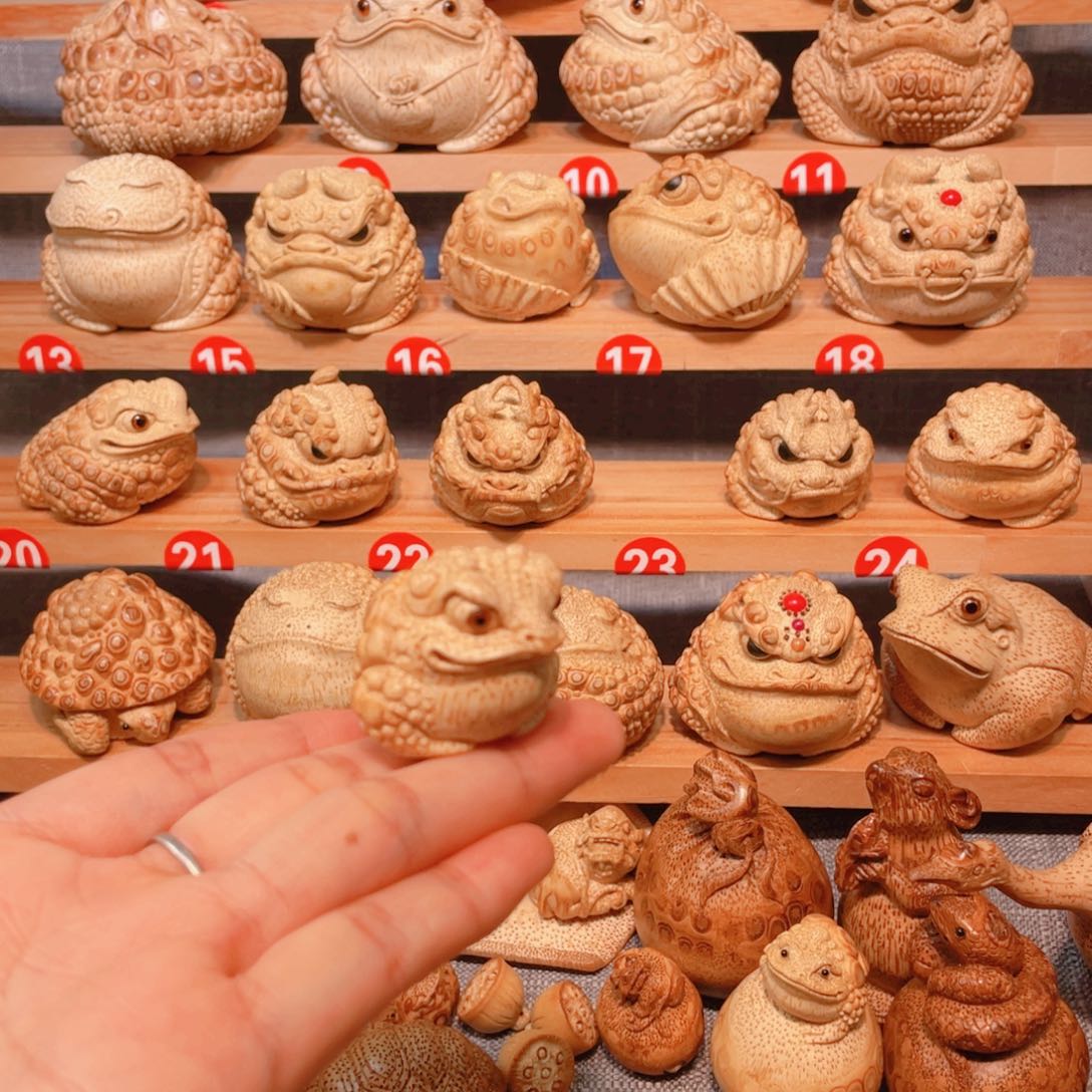 几*竹根雕金蟾手把件