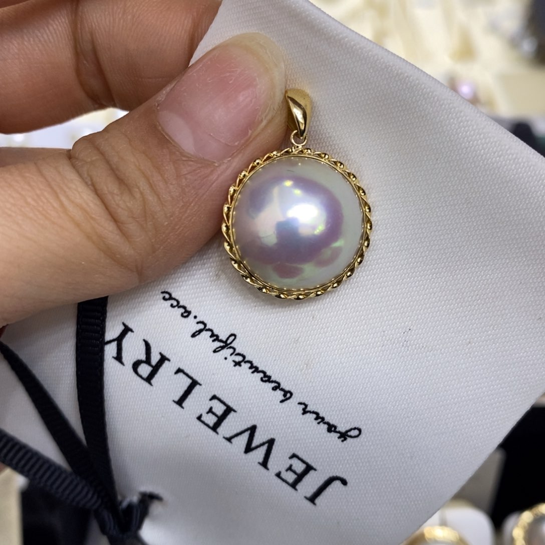 拼合珍珠（马贝珠）颈饰18K金镶嵌