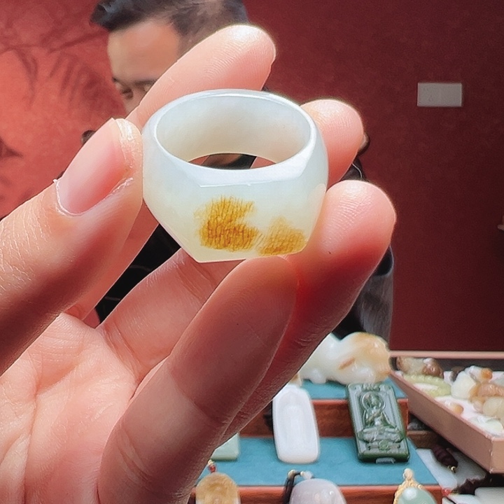 艾***它和田玉未镶嵌颈饰