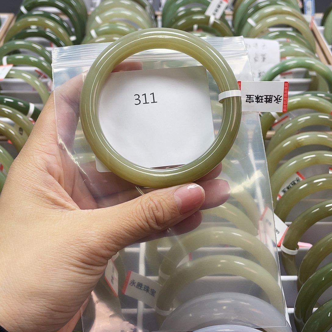 和田玉（糖玉）手镯未镶嵌311圈口61