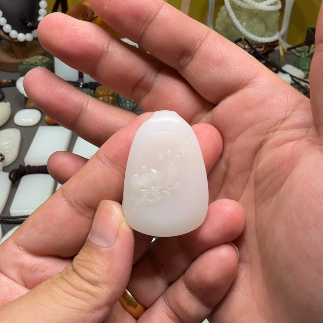 和田玉未镶嵌吊坠(赠链)