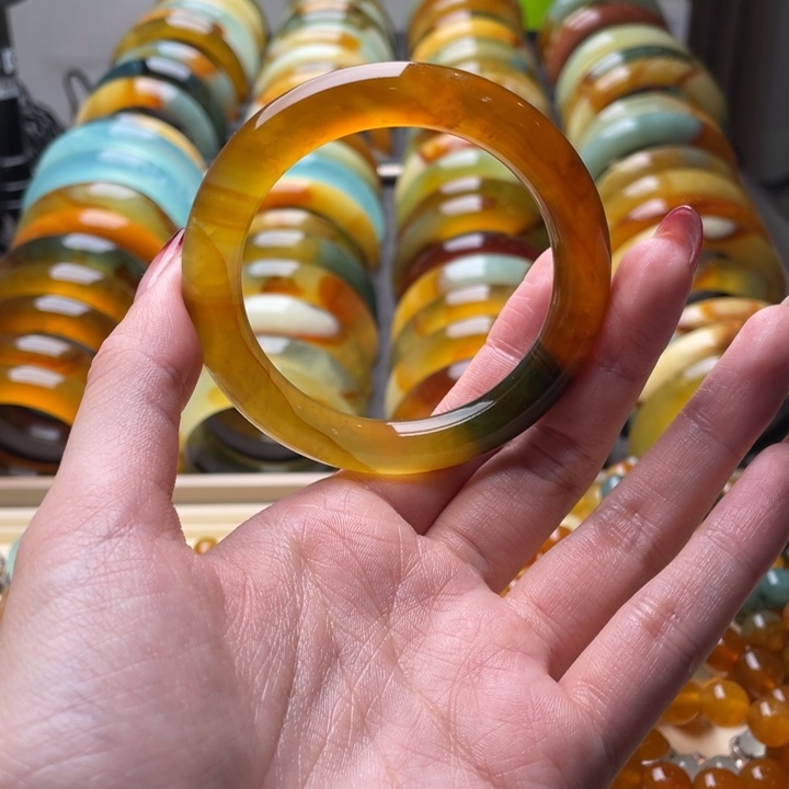 蛇纹石玉手镯未镶嵌七**光