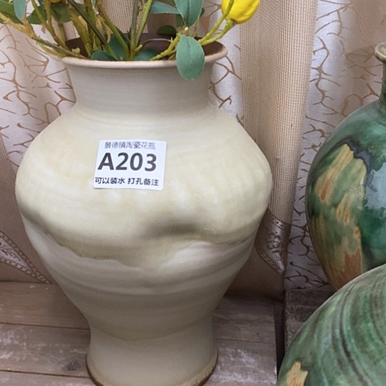 瓶高32厘米口10厘米。景德镇的