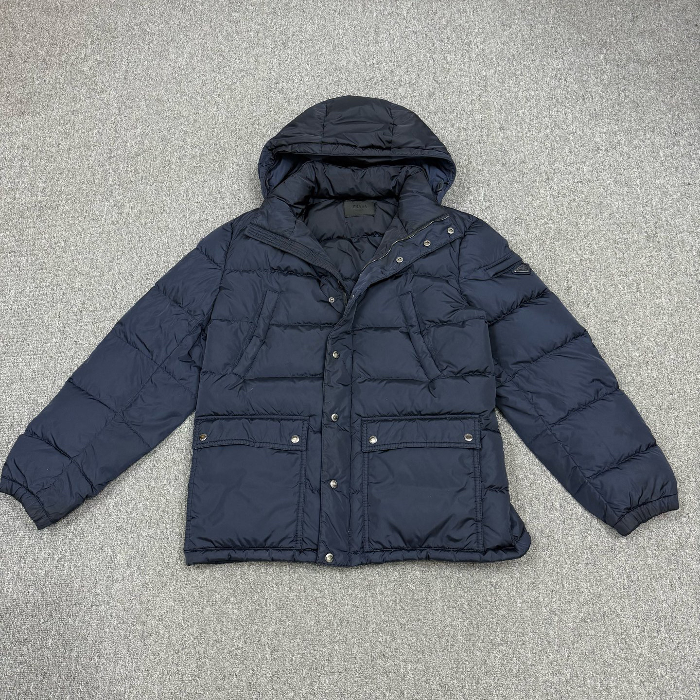 95新 Prada/普拉达 18225434 藏蓝色三角标羽绒服外套 52码