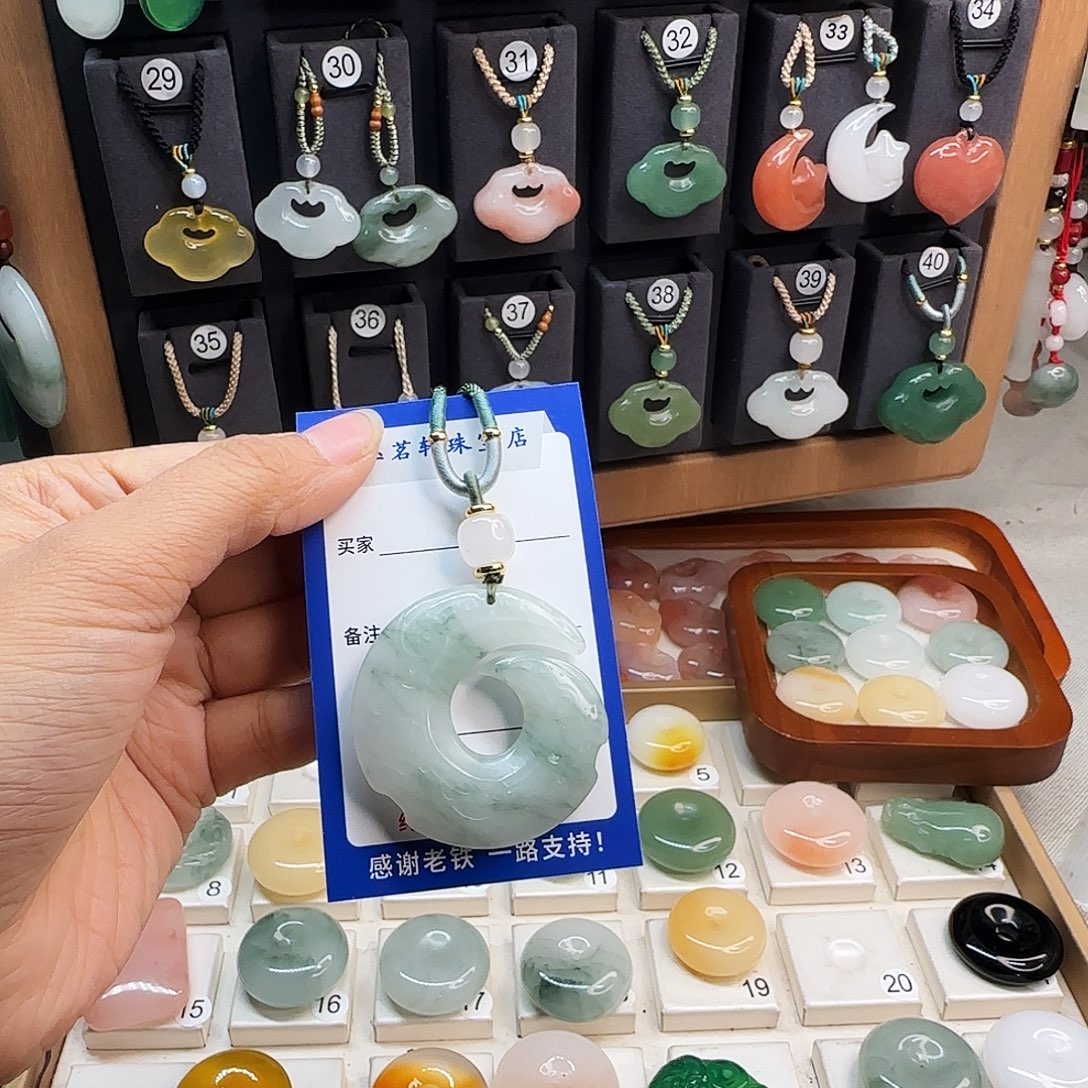 石英质玉未镶嵌颈饰