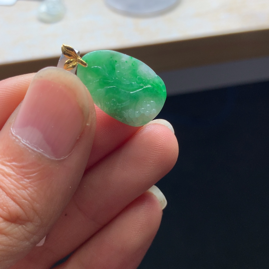 翡翠18K金镶嵌颈饰吊坠