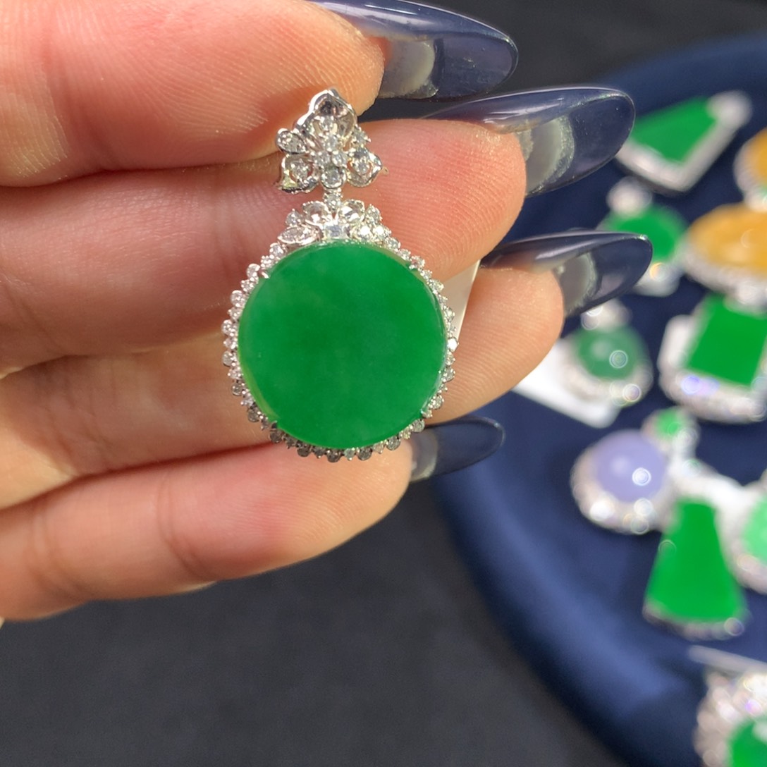 翡翠挂件18K金镶嵌圆牌