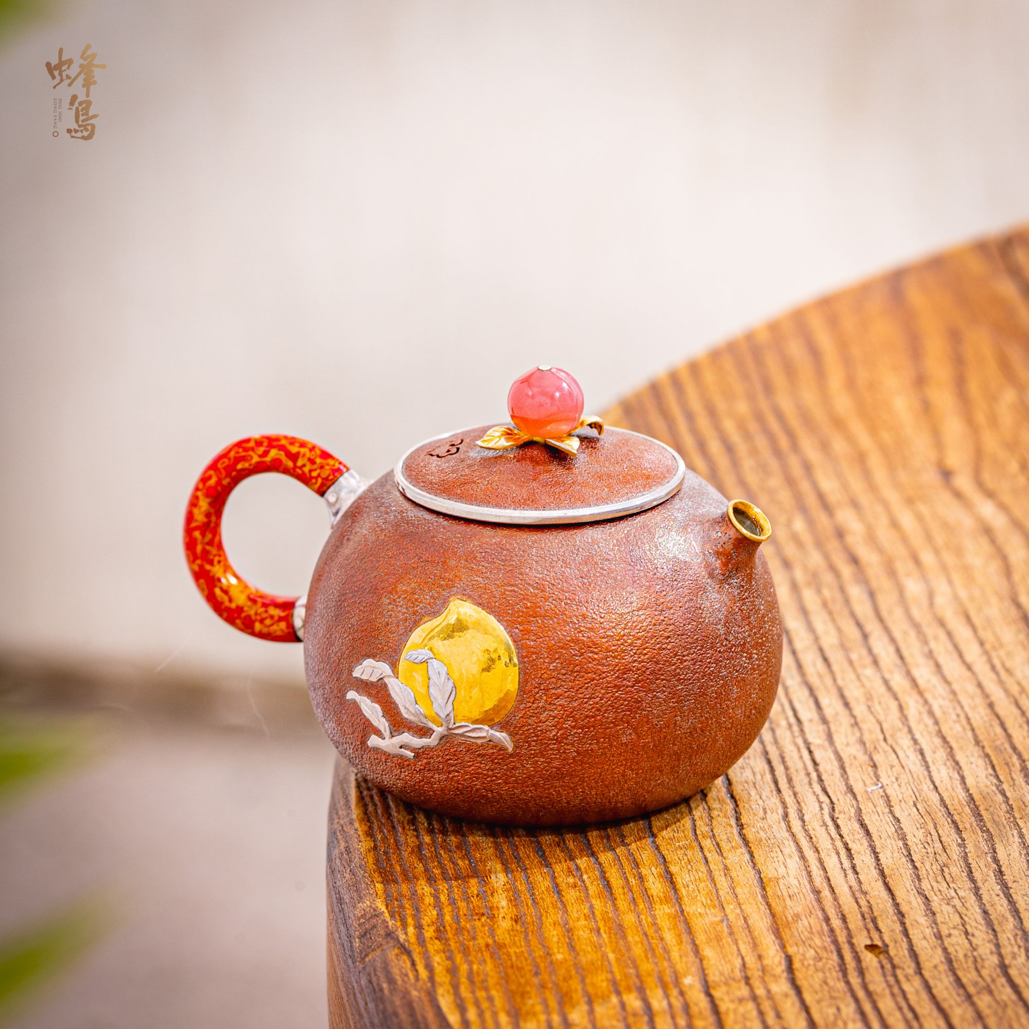 蜂鸟工坊 大师壶 红金漆把桃钮麻纹嵌刻金桃扁圆小壶  SWA2597