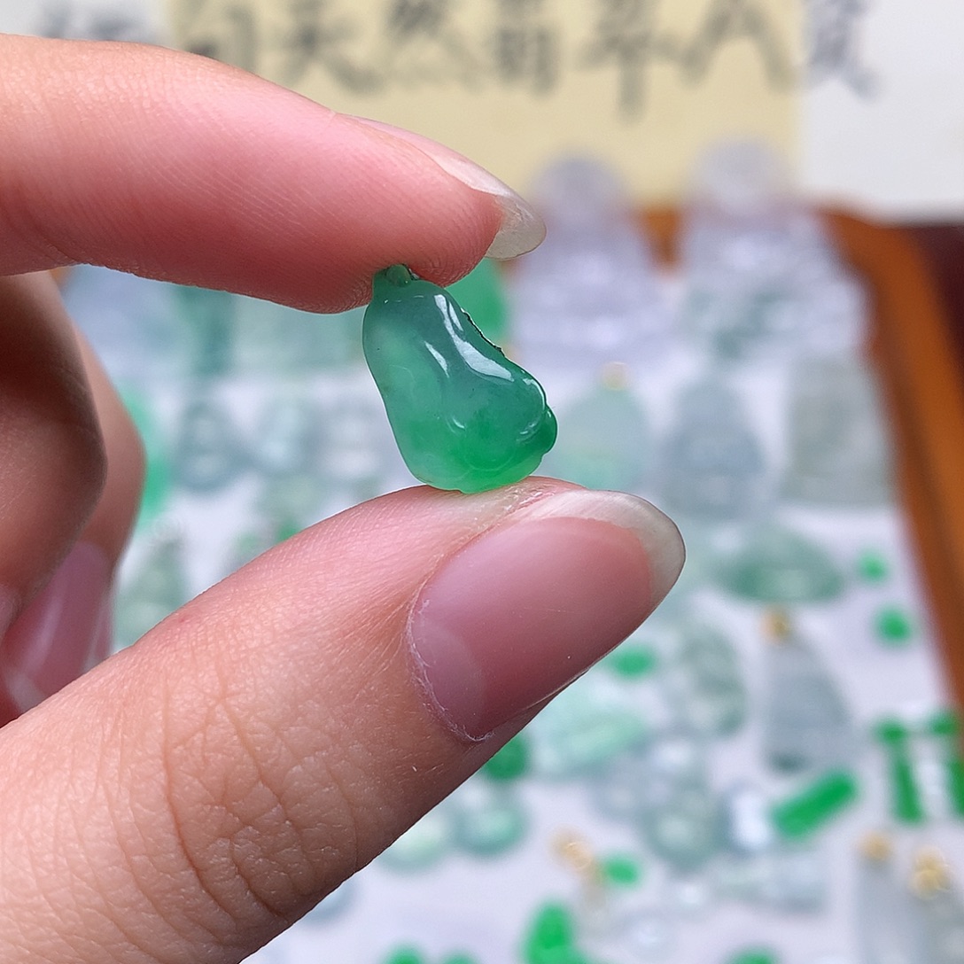 翡翠裸石缅甸天然A货翡翠阳绿白菜