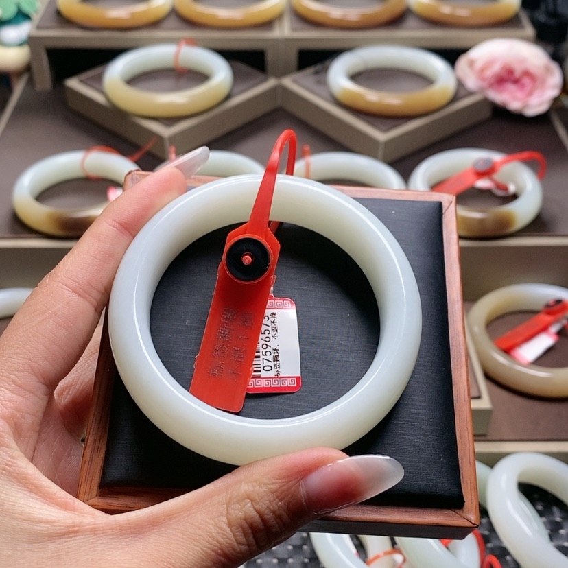 【闪购商品】和田玉手镯未镶嵌不****水