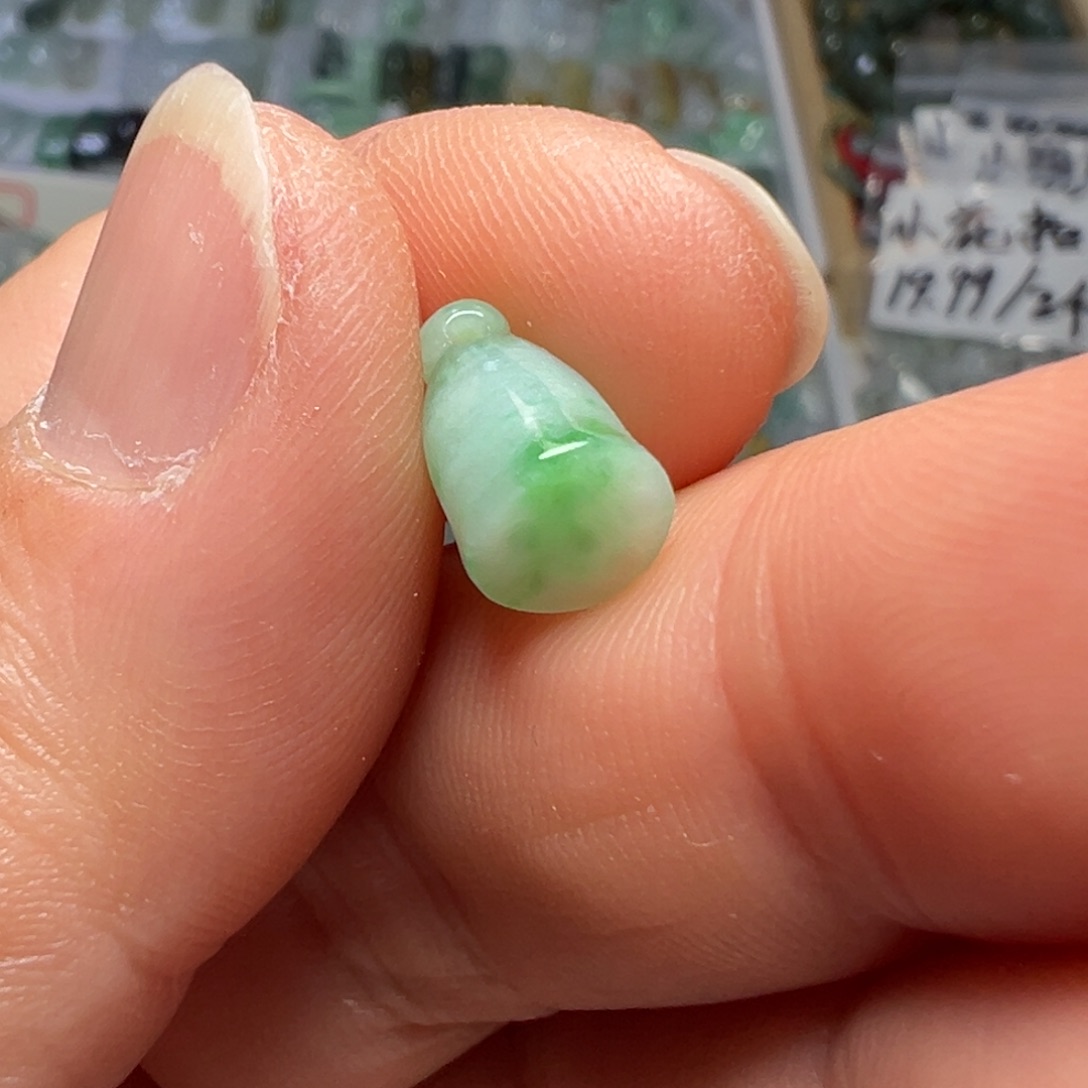 翡翠未镶嵌颈饰小莲蓬一个88块