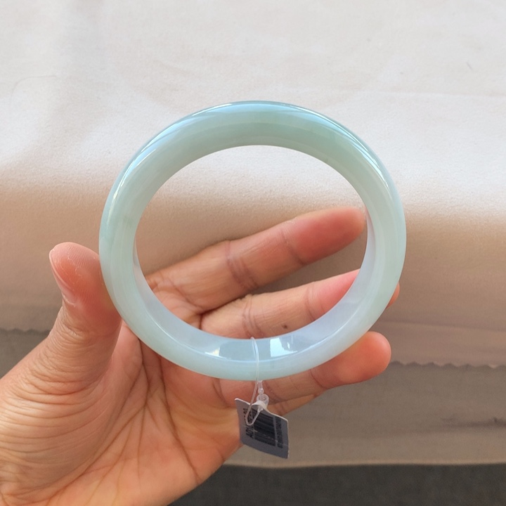 翡翠手镯未镶嵌翡翠手镯