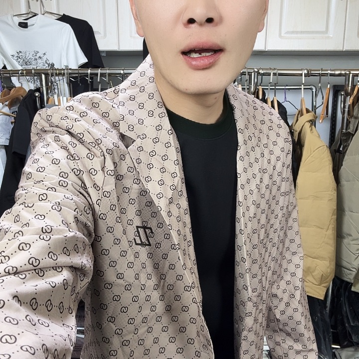 小***。米色西装9.9大号111