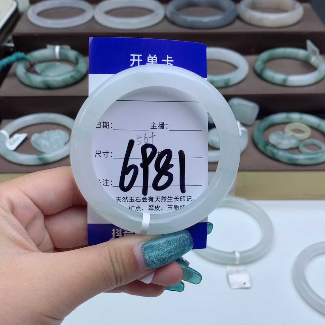 石英质玉手镯未镶嵌?**姐