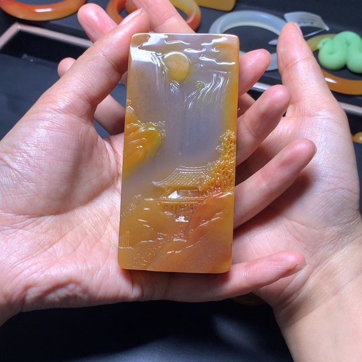 逍***子石英质玉（黄龙玉）未镶嵌颈饰