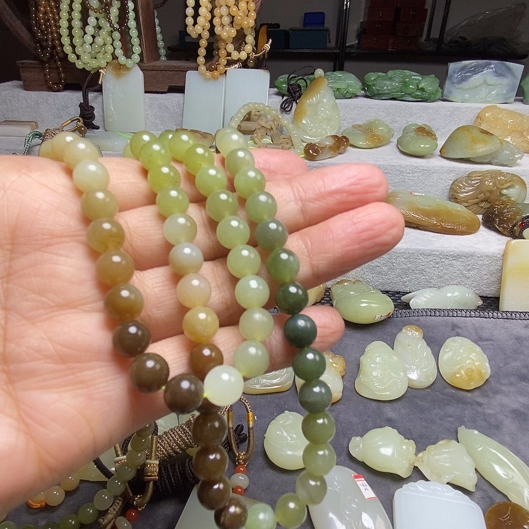 见***己和田玉未镶嵌颈饰