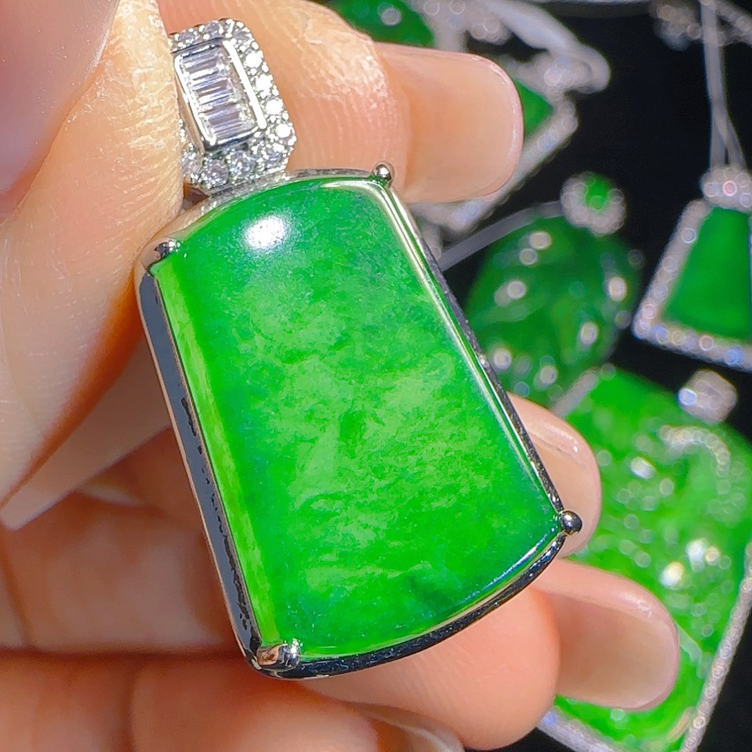 翡翠吊坠(赠链)未镶嵌