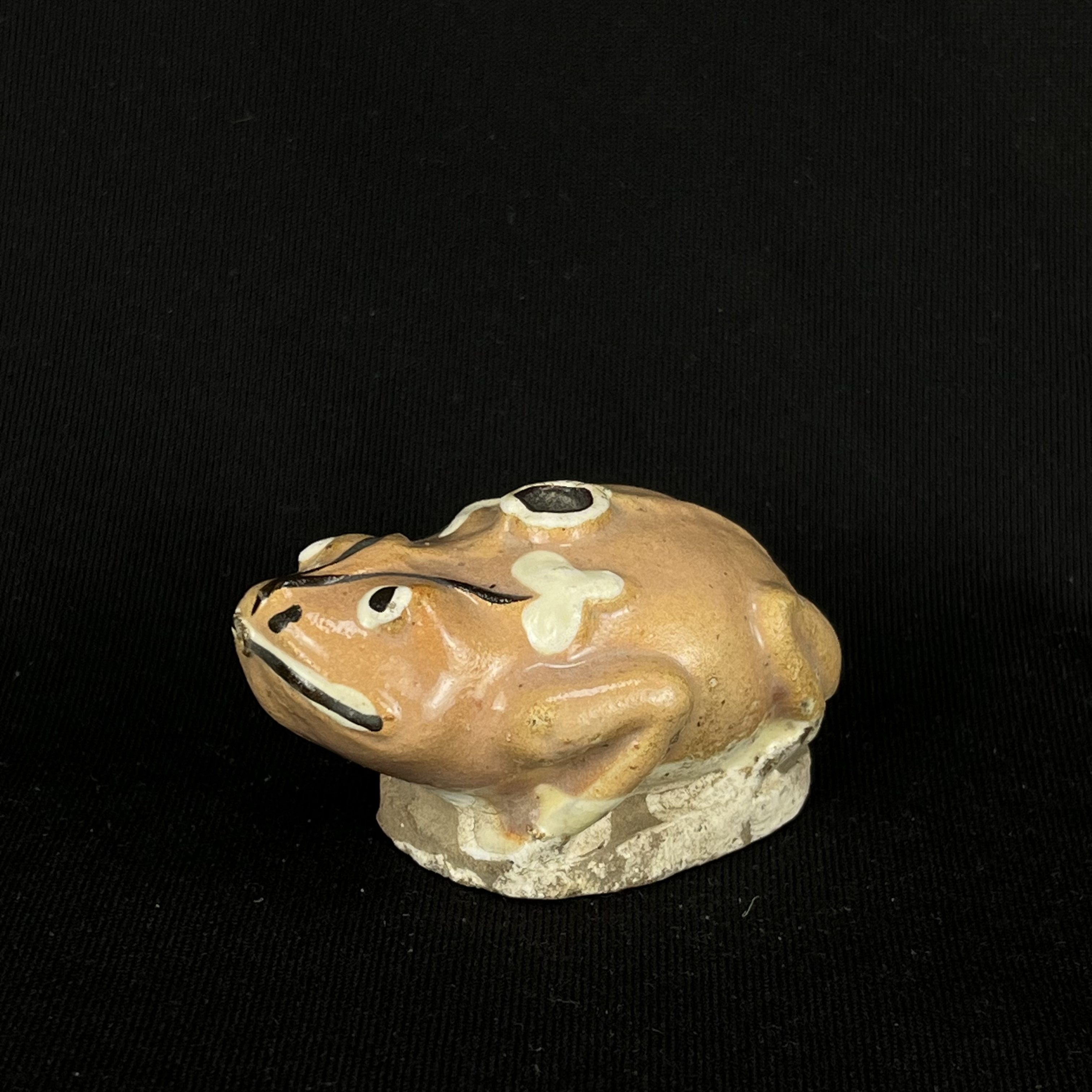 lot 8 彩釉瓷塑。