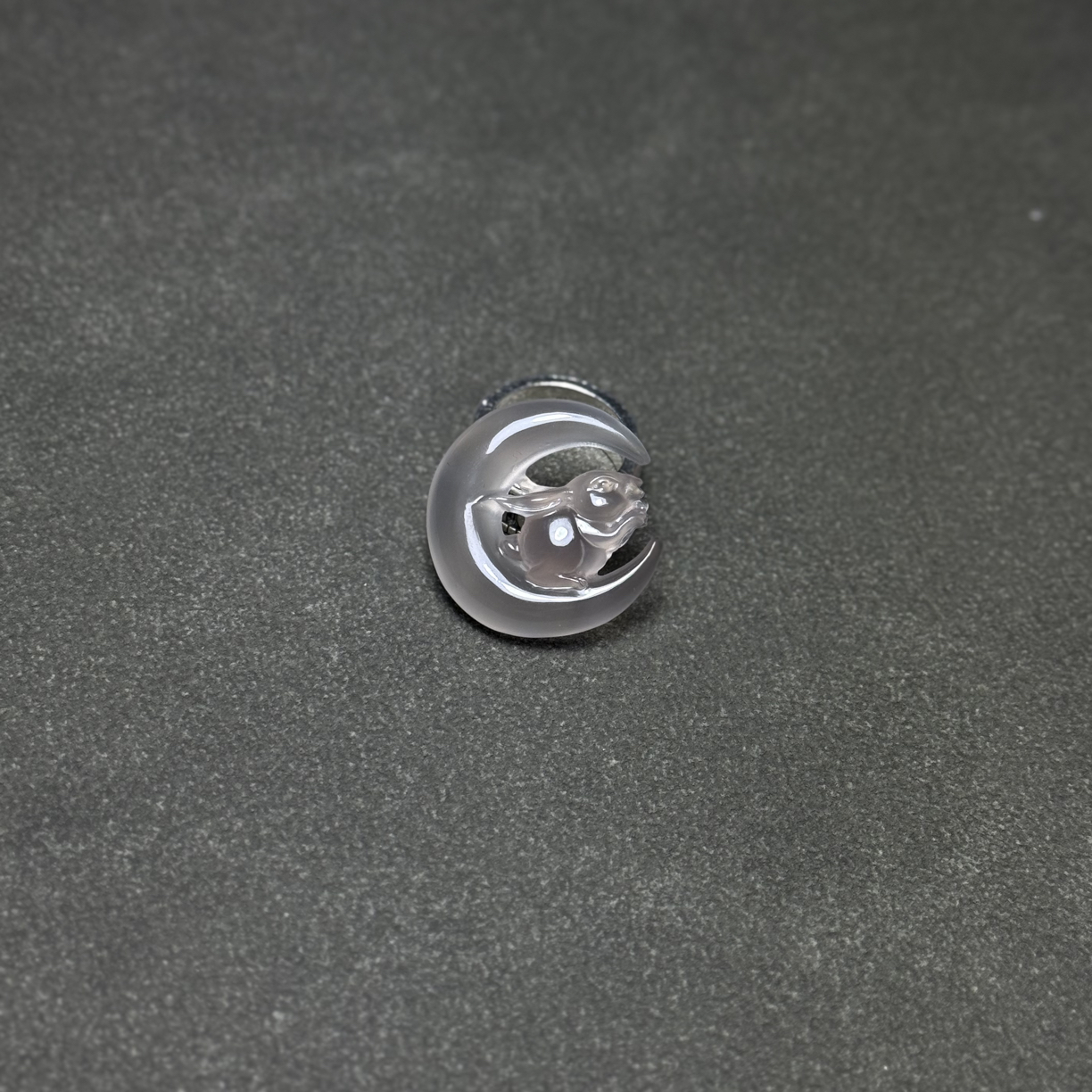 天然原矿黑冰荔枝冻月兔雕件挂件7.3g