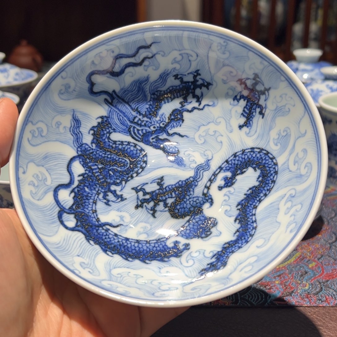 杯青花海水龙卧足碗口径约13.9厘米