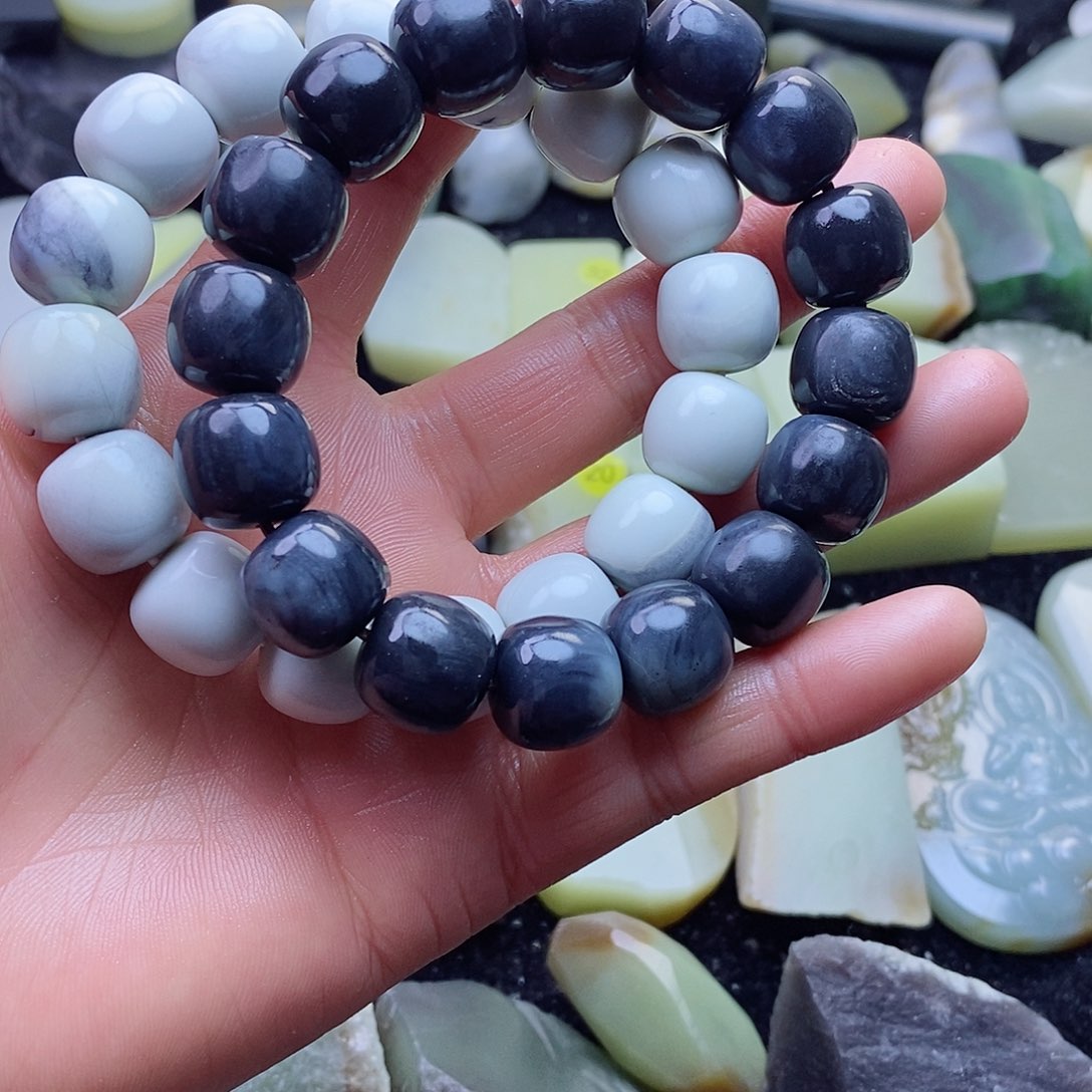 颈饰未镶嵌和田玉阿*?