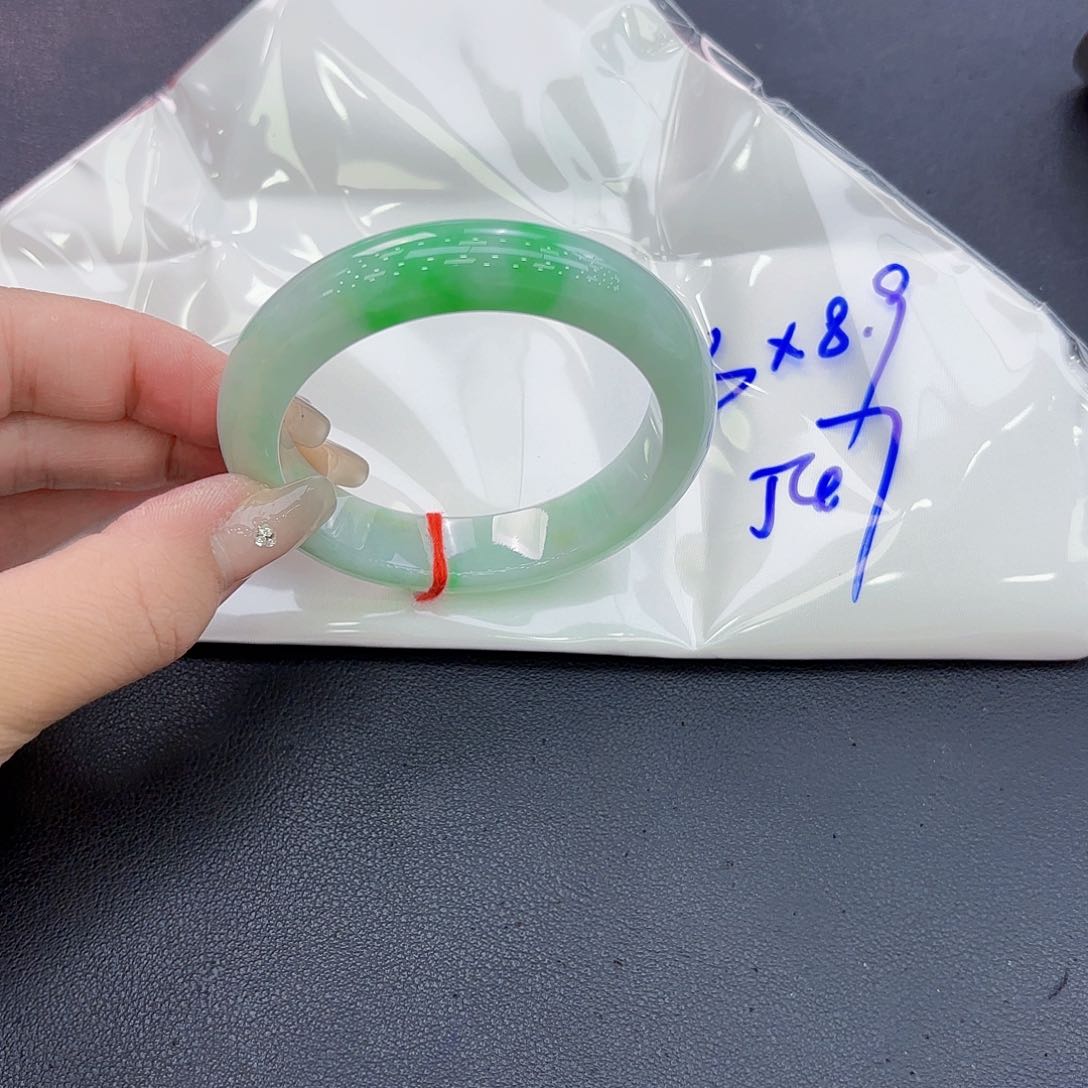 翡翠手镯未镶嵌手镯