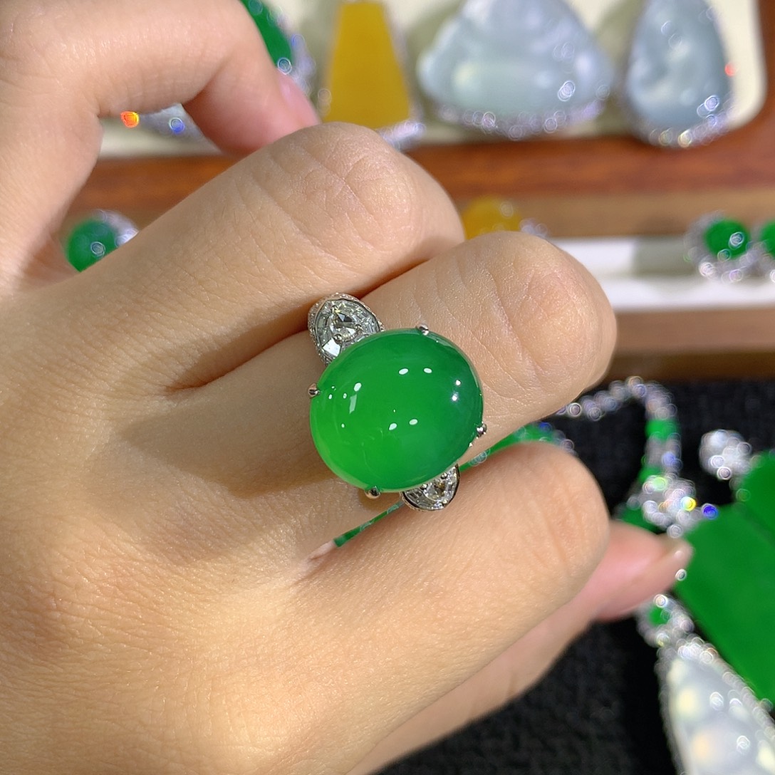 翡翠18K金镶嵌戒指蛋面