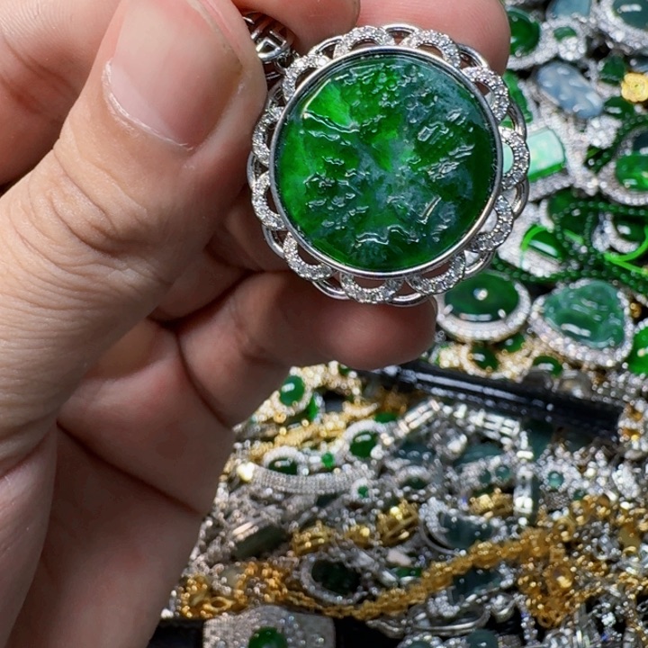 翡翠未镶嵌颈饰天然A货翡翠放漏