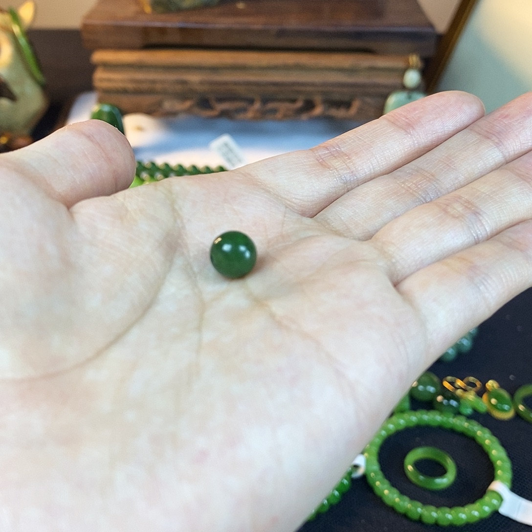 路***景和田玉未镶嵌颈饰