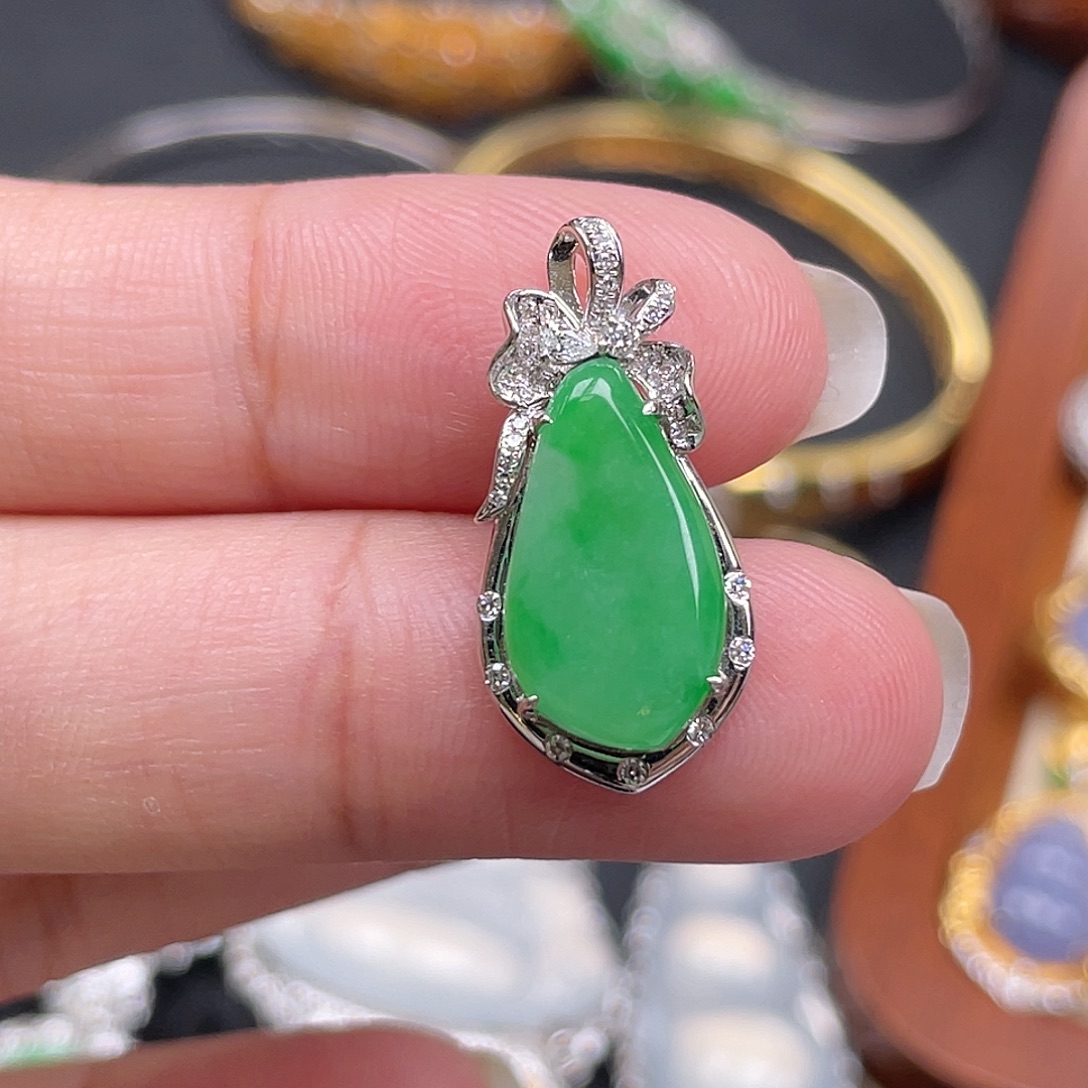 翡翠18K金镶嵌颈饰绿瓜