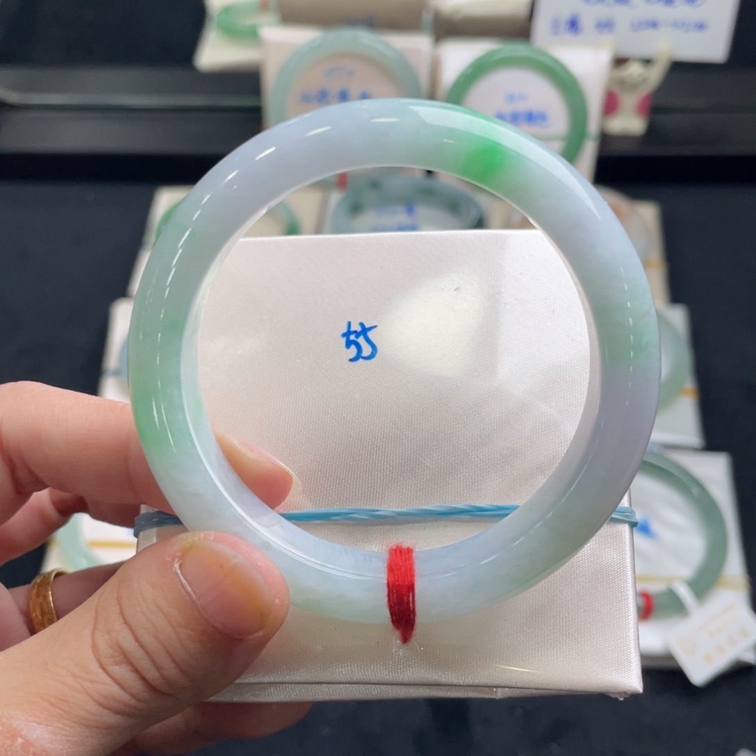 翡翠手镯未镶嵌翡翠手镯