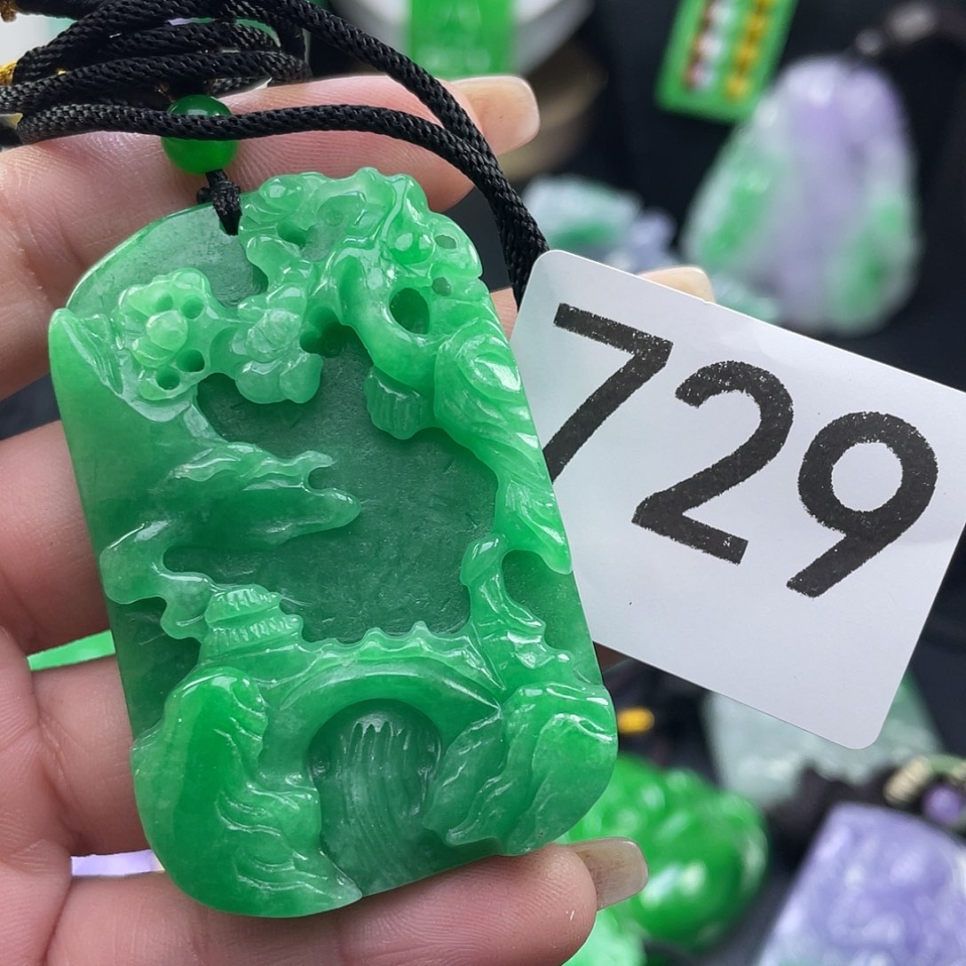 翡翠未镶嵌吊坠(赠链)