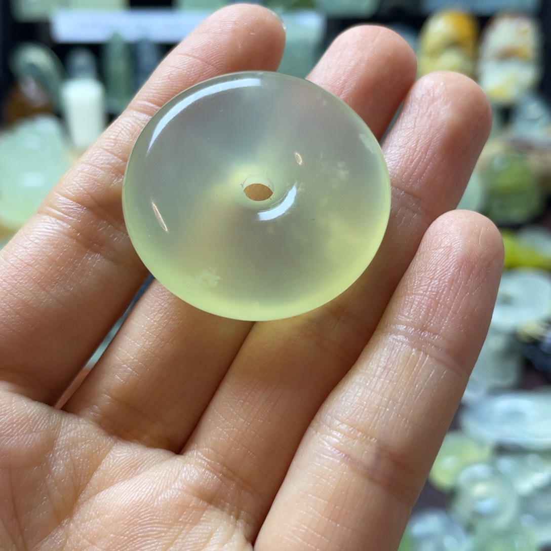 蛇纹石玉颈饰未镶嵌刘*玲