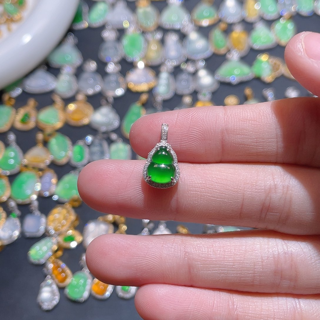 翡翠颈饰18K金镶嵌吊坠