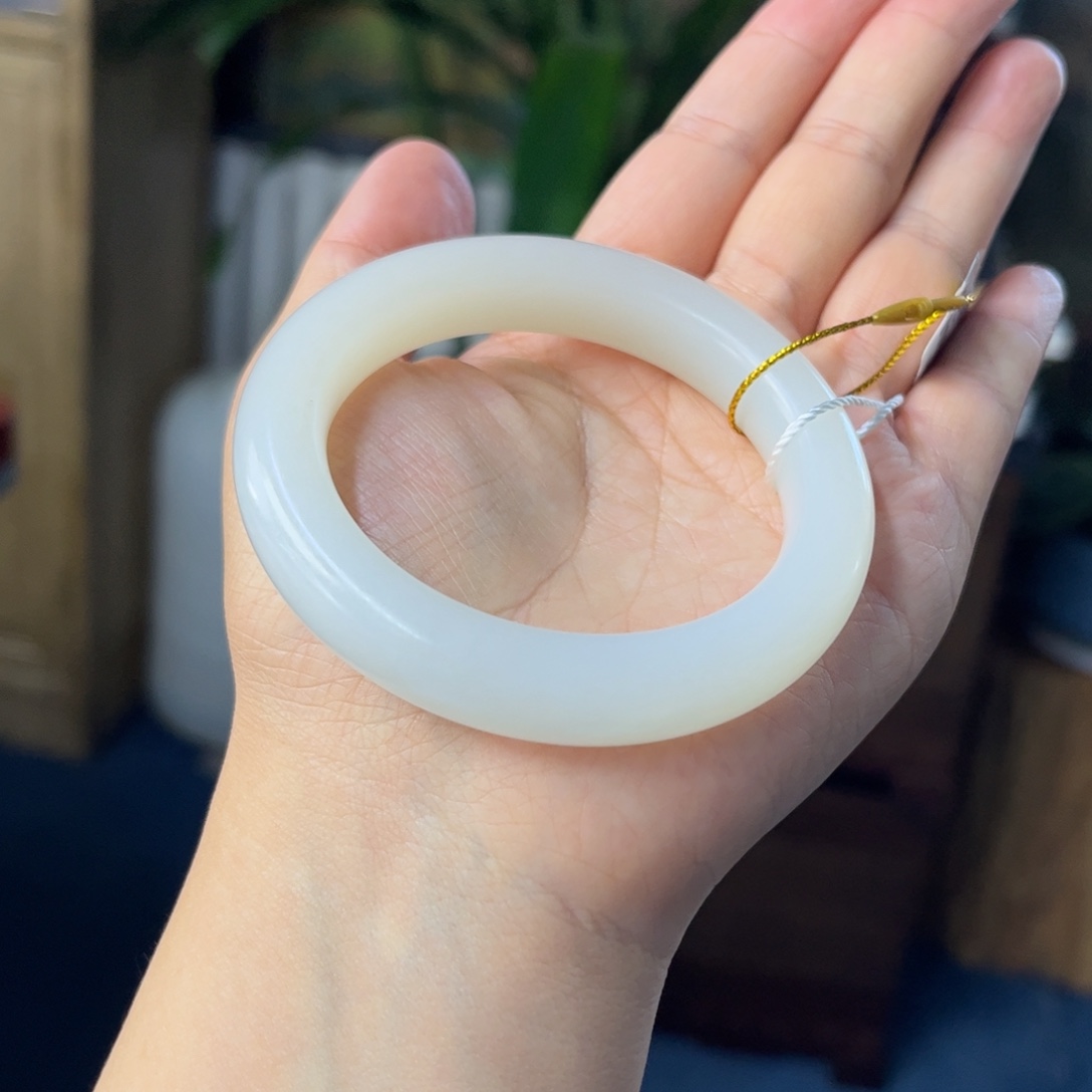 聆***年和田玉手镯未镶嵌