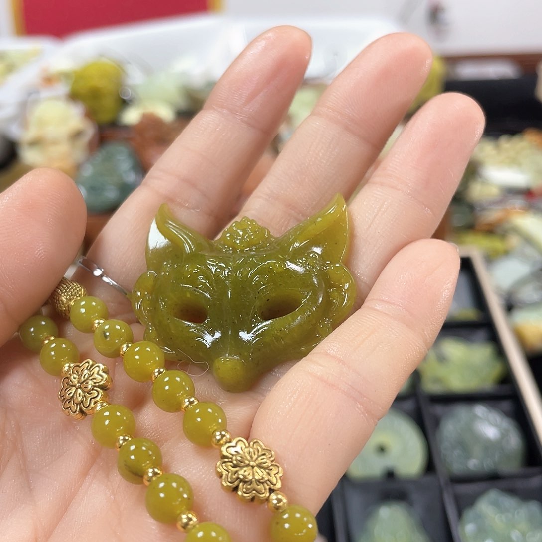 蛇纹石玉颈饰未镶嵌